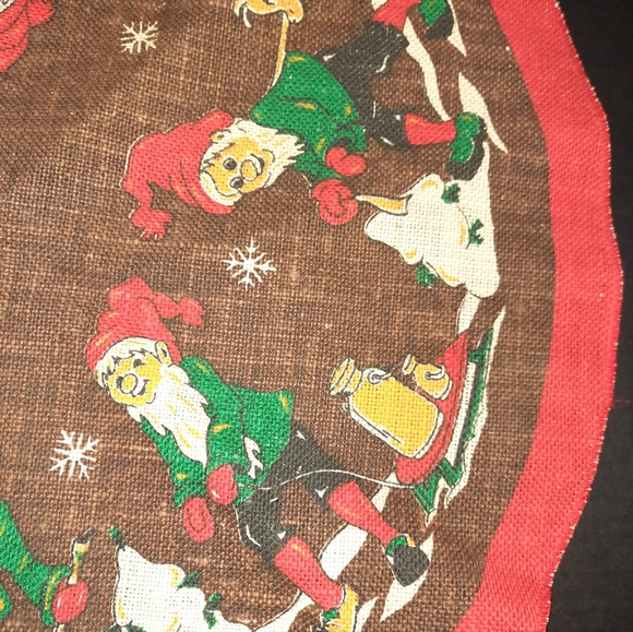 Vintage Christmas treeskirt - Picture 3 of 5